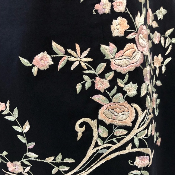 Harold’s Black A Line Floral Embroidered Skirt - Picture 4 of 8